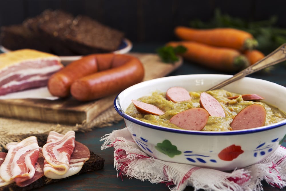 Holländische Erbsensuppe mit Schweinefleisch und Kartoffeln