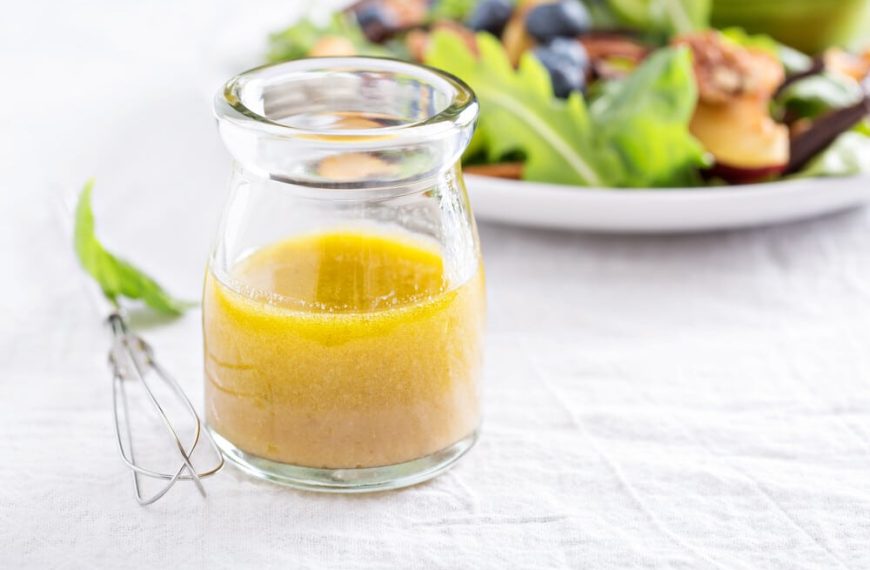 Honig-Senf Dressing mit Zitronen, Olivenöl und Orangen