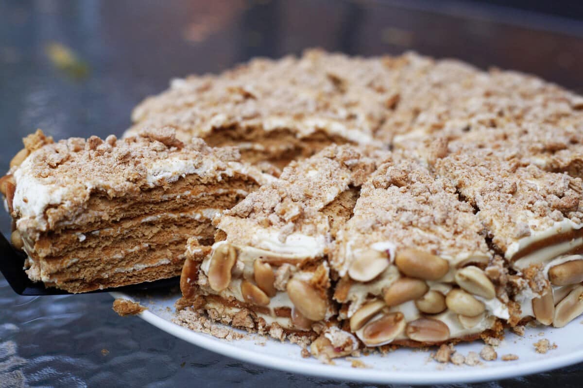 Honigkuchen mit Erdnüssen und Schmandcreme