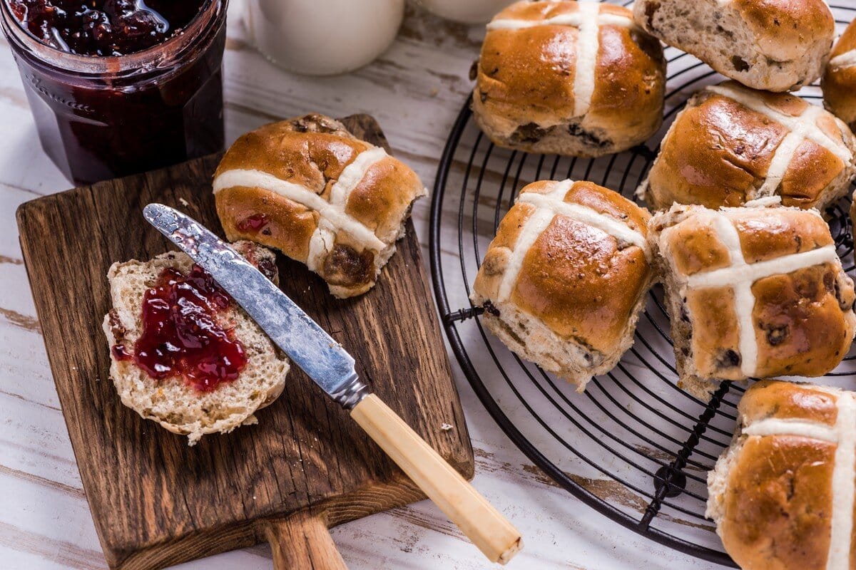 Hot Cross Bun | Süße Brötchen aus Hefeteig zum Osterfrühstück