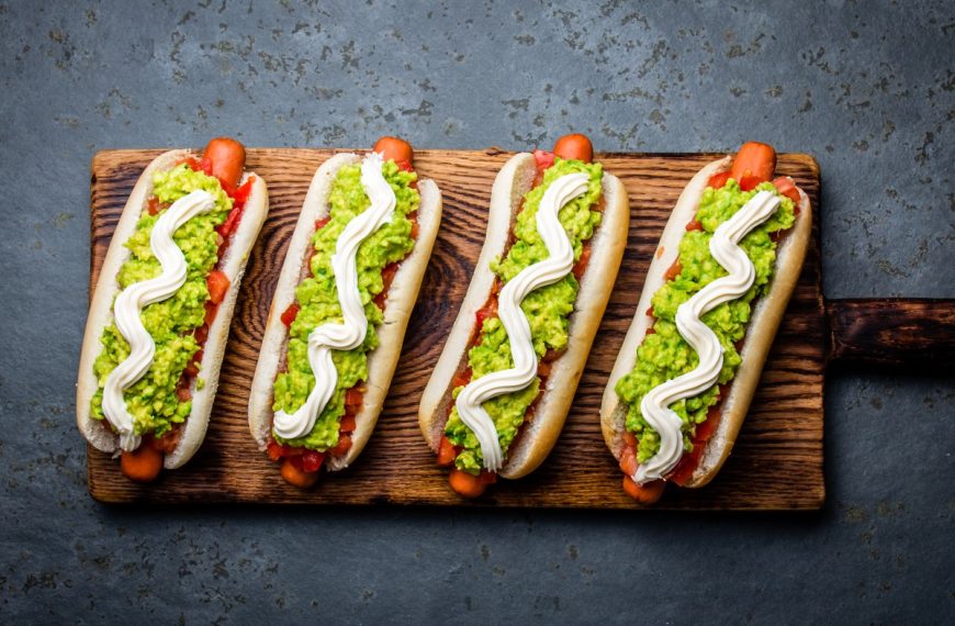 Hot Dogs Avocadocreme und Tomaten
