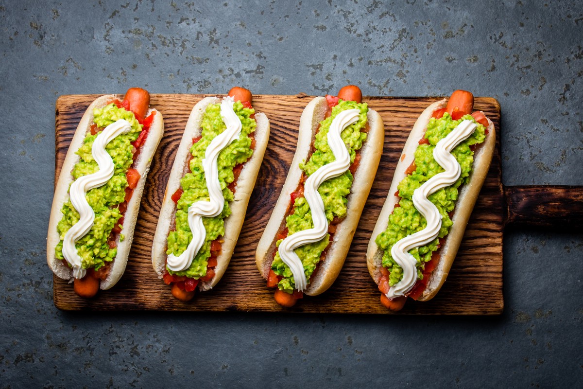 Hot Dogs Avocadocreme und Tomaten