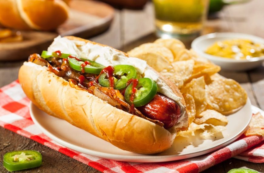 Hot Dogs mit Frischkäse und Röstzwiebeln