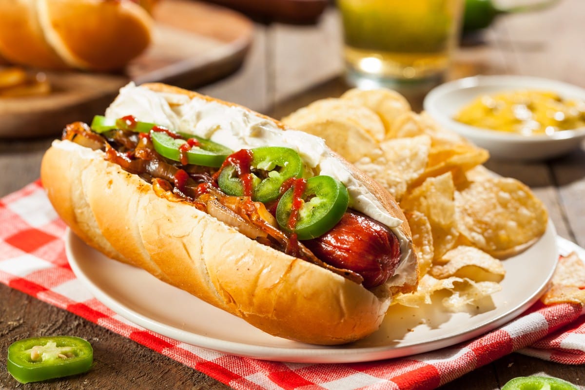 Hot Dogs mit Frischkäse und Röstzwiebeln