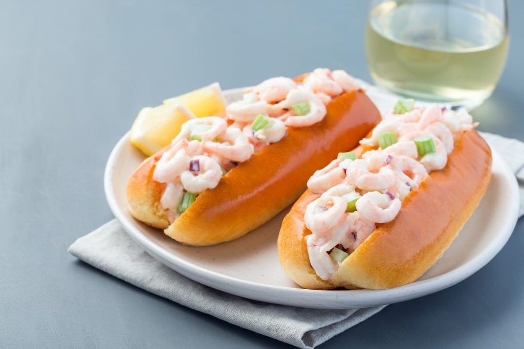 Hot Dogs mit Garnelen und Gemüse