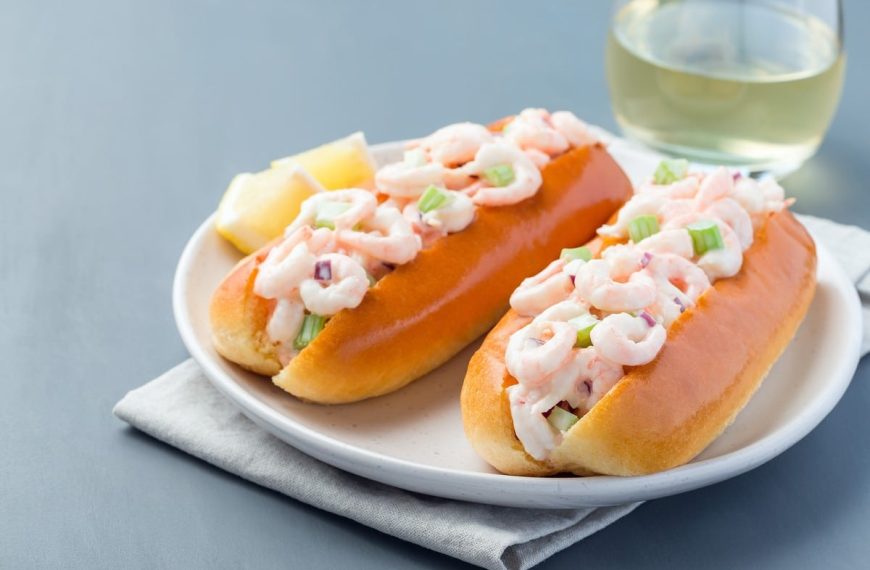 Hot Dogs mit Garnelen und Gemüse