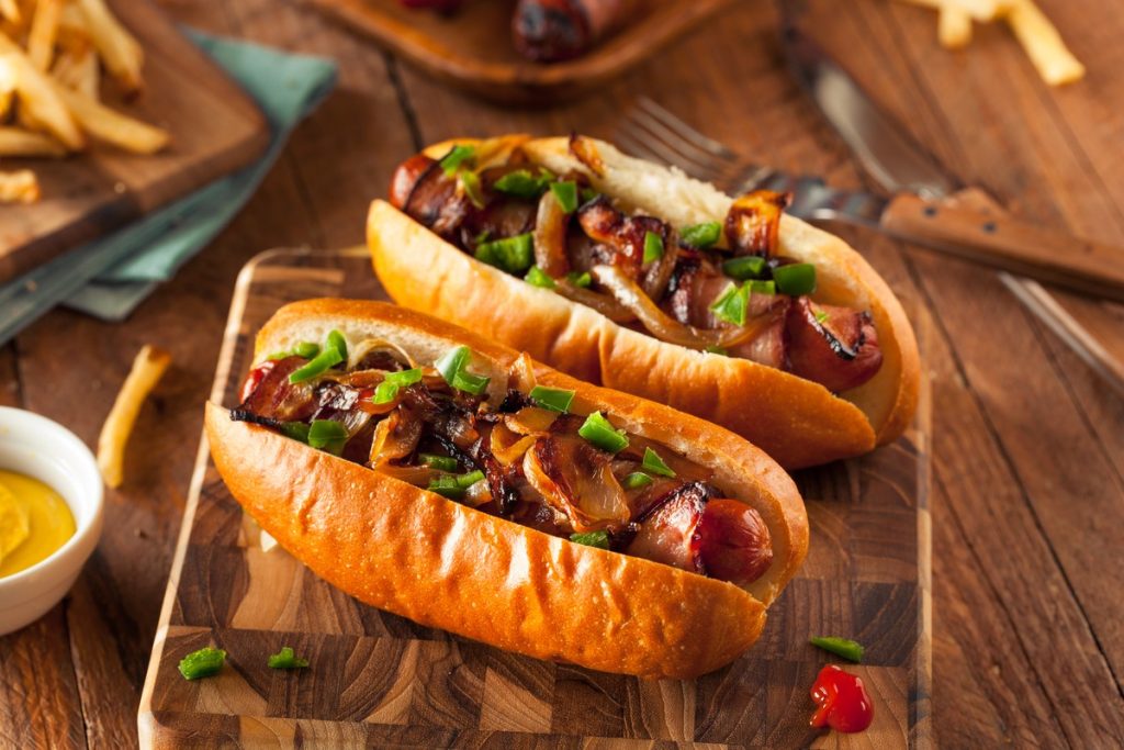 Hot Dogs mit Speck und Bratzwiebeln