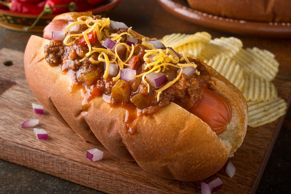 Hot Dogs mit würziger Cincinnati Chili Fleischsauce