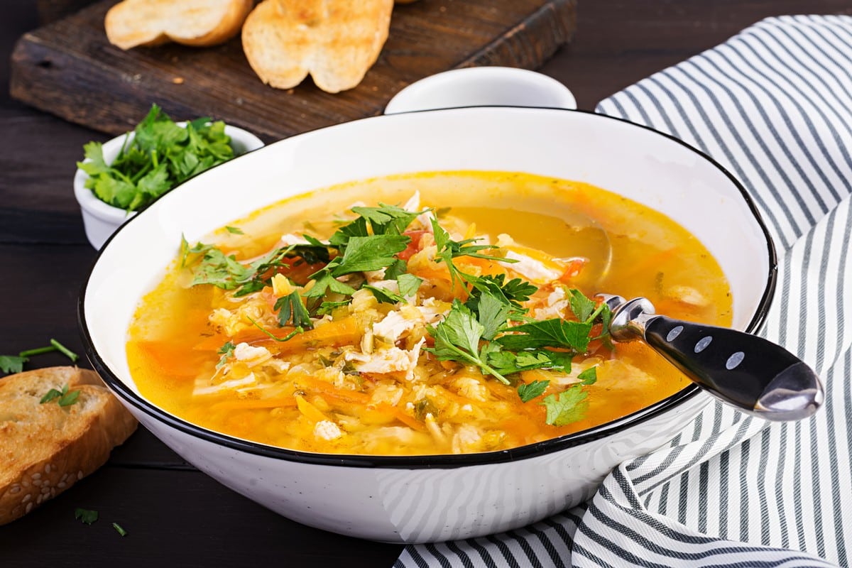 Hühnersuppe mit Gemüse und roten Linsen