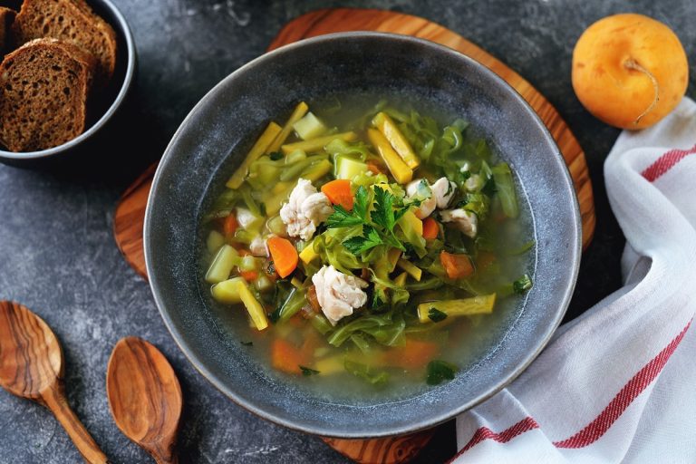 Hühnersuppe mit Kartoffeln, Pastinaken, Apfel und Weißkohl
