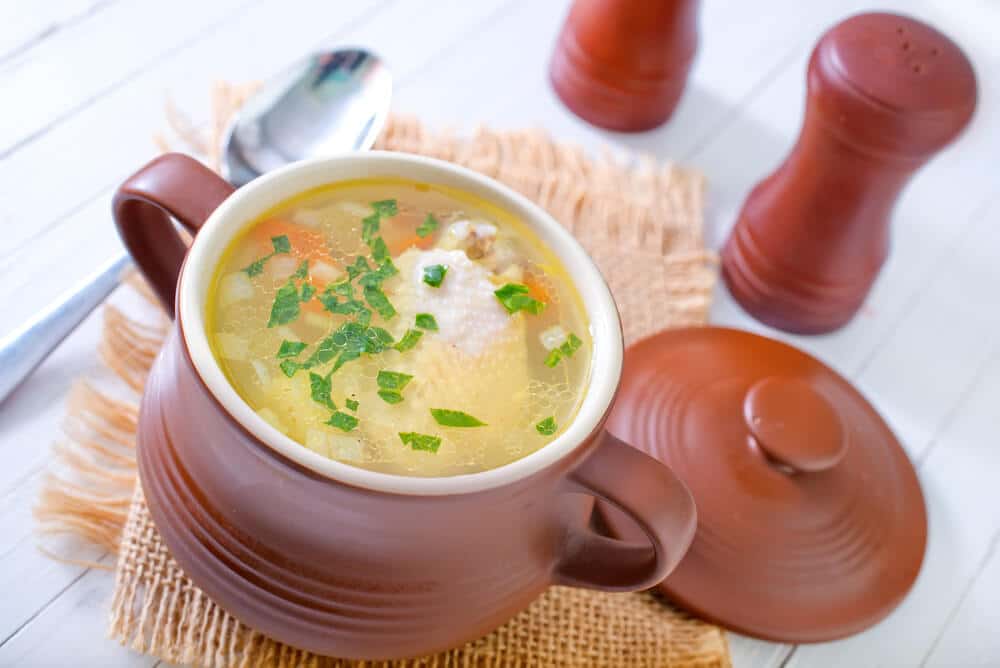 Hühnersuppe mit Kartoffeln und Karotten aus dem Backofen