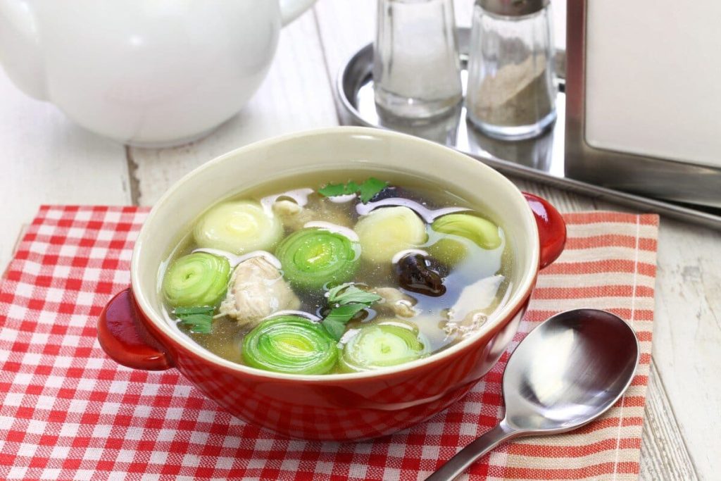 Hühnersuppe mit Porree