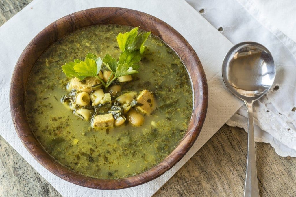 Schnell, lecker, unverwechselbar: Hühnersuppe mit Pesto-Kick