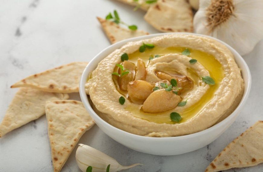 Hummus aus weißen Bohnen mit Knoblauch