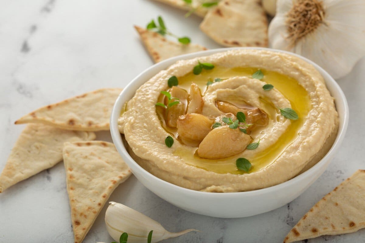 Hummus aus weißen Bohnen mit Knoblauch