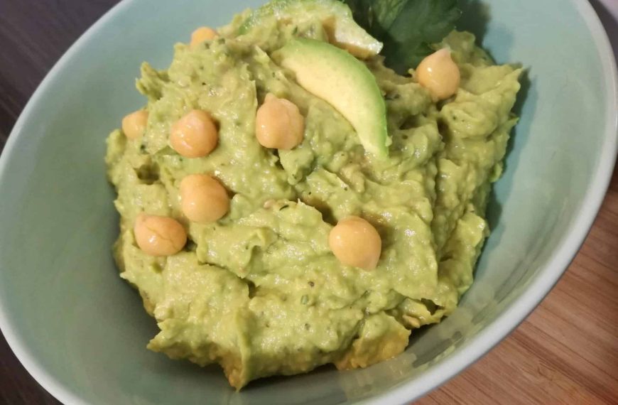Hummus mit Avocado auf Pita Brot