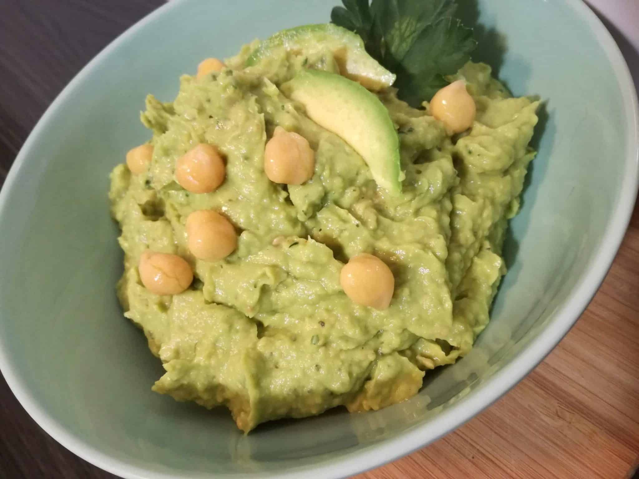 Hummus mit Avocado auf Pita Brot