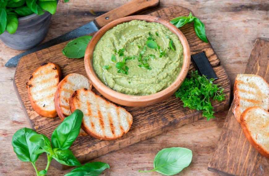 Hummus mit Kichererbsen, Basilikum und Parmesan