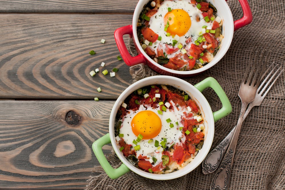 Im Ofen gebackene Spiegeleier mit Tomaten und Spinat