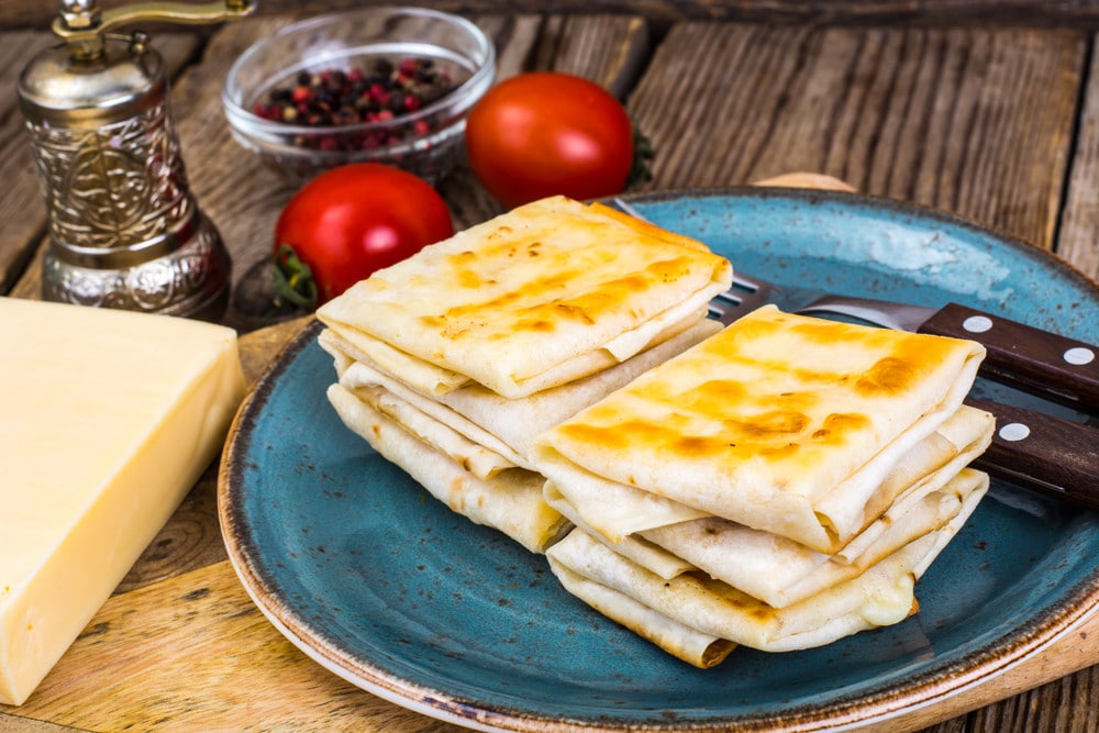 Im Ofen gebackenes Fladenbrot Lavash mit Wurst und Käse