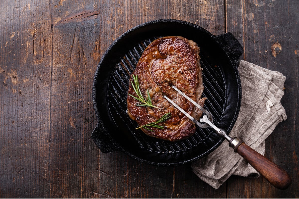 Im Ofen gegarte Rindersteaks mit Butter und Rosmarin