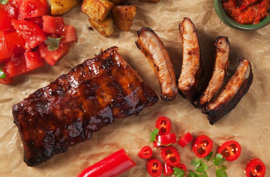 In Kaffeemarinade eingelegte Schweinerippchen aus dem Backofen