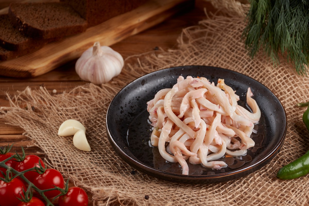 In Weinessig marinierte Calamari mit Knoblauch und Gewürzen