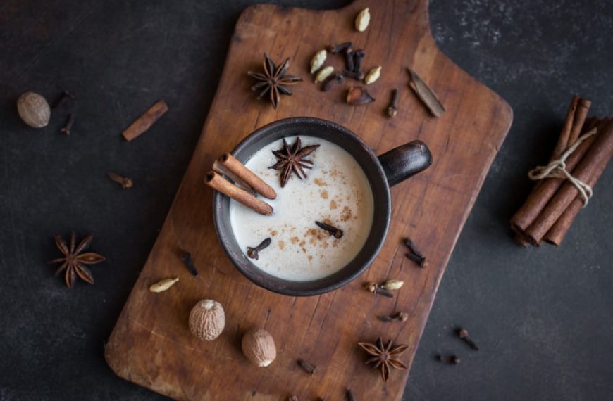Indischer Masala Tee mit Zimt, Gewürznelken und Kardamom