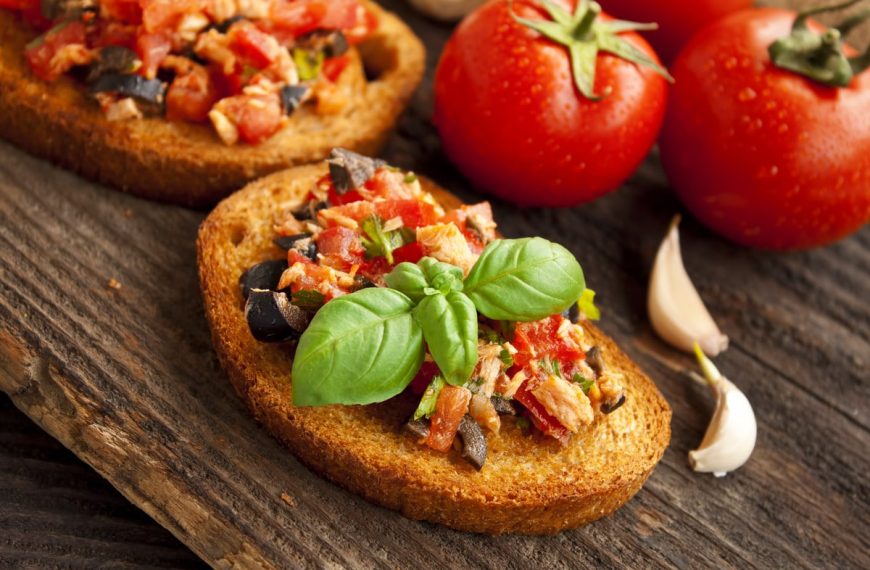 Italienische Bruschetta Snacks mit Thunfisch, Oliven und Tomaten