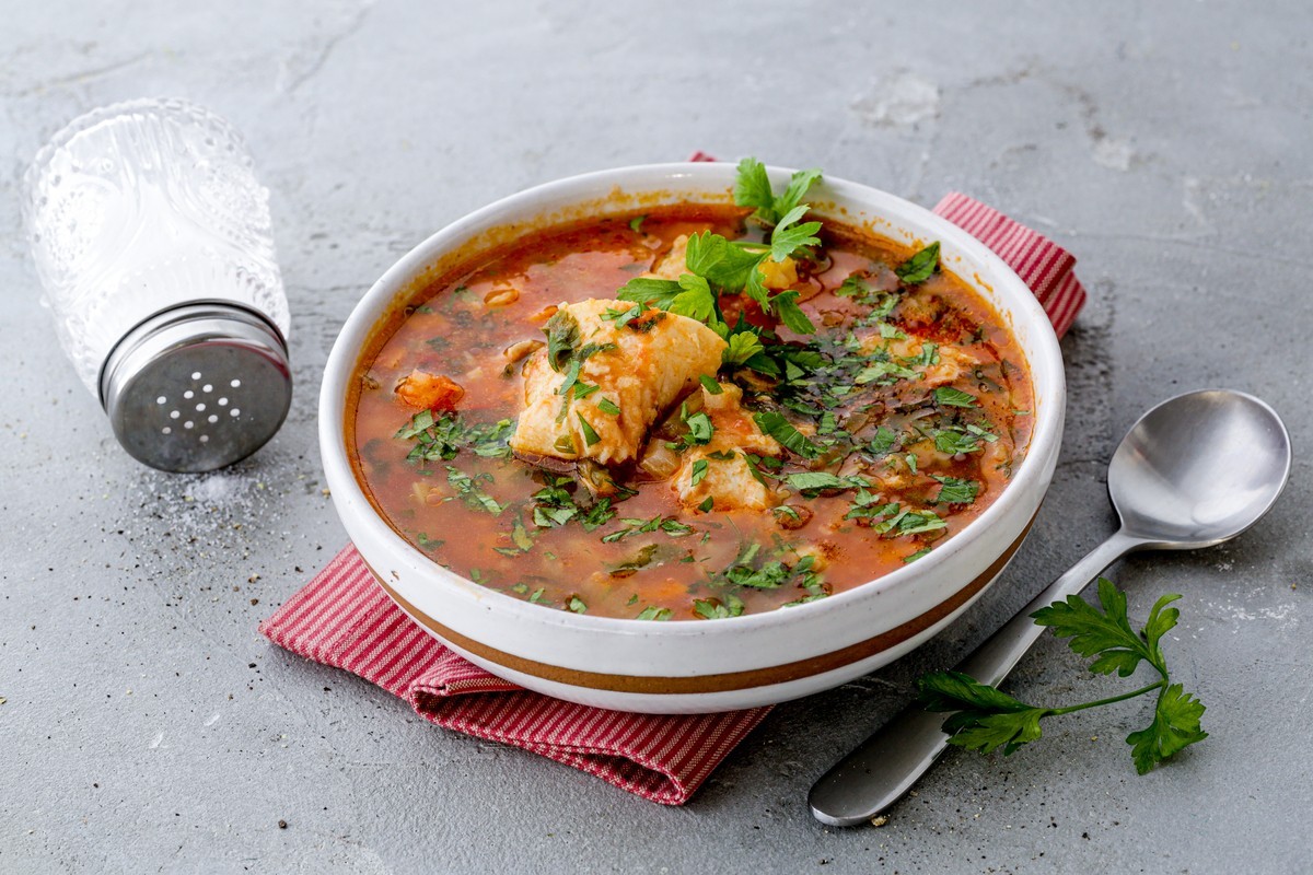 Italienische Fischsuppe mit Paprika, Sellerie, Tomaten und Kräutern