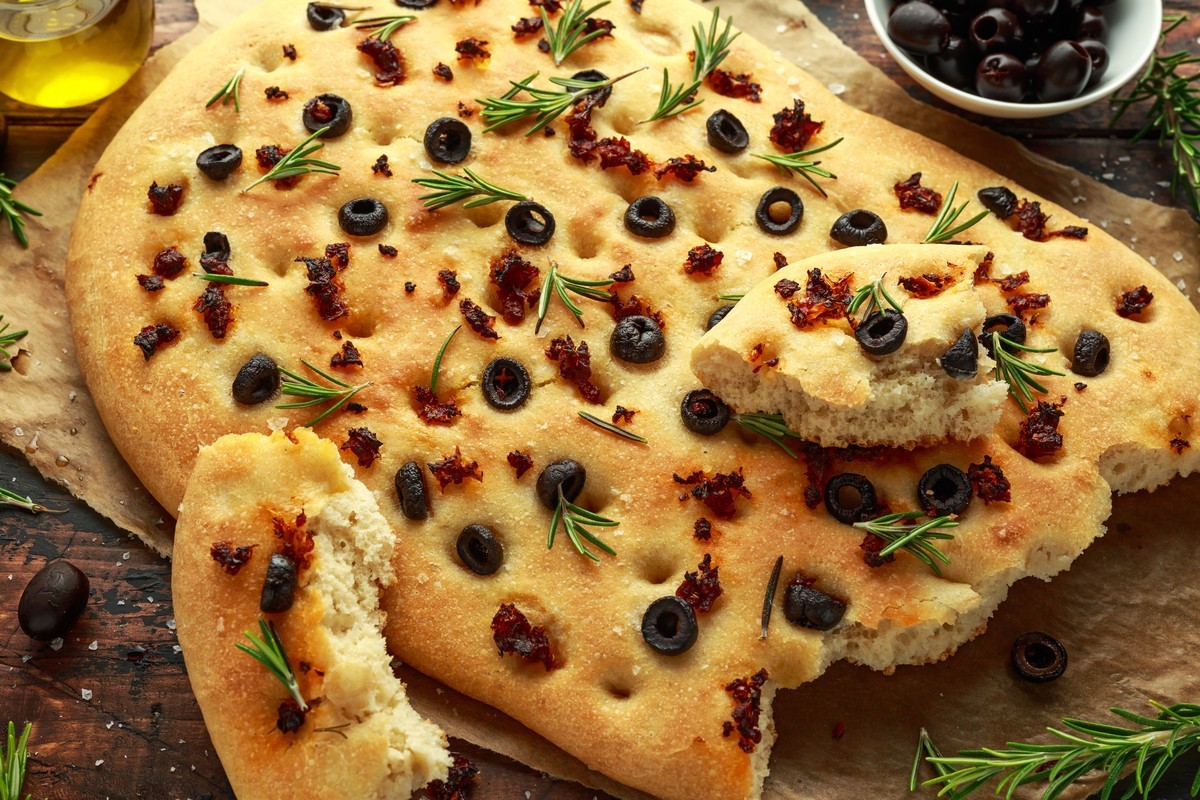 Italienische Focaccia mit getrockneten Tomaten und Oliven