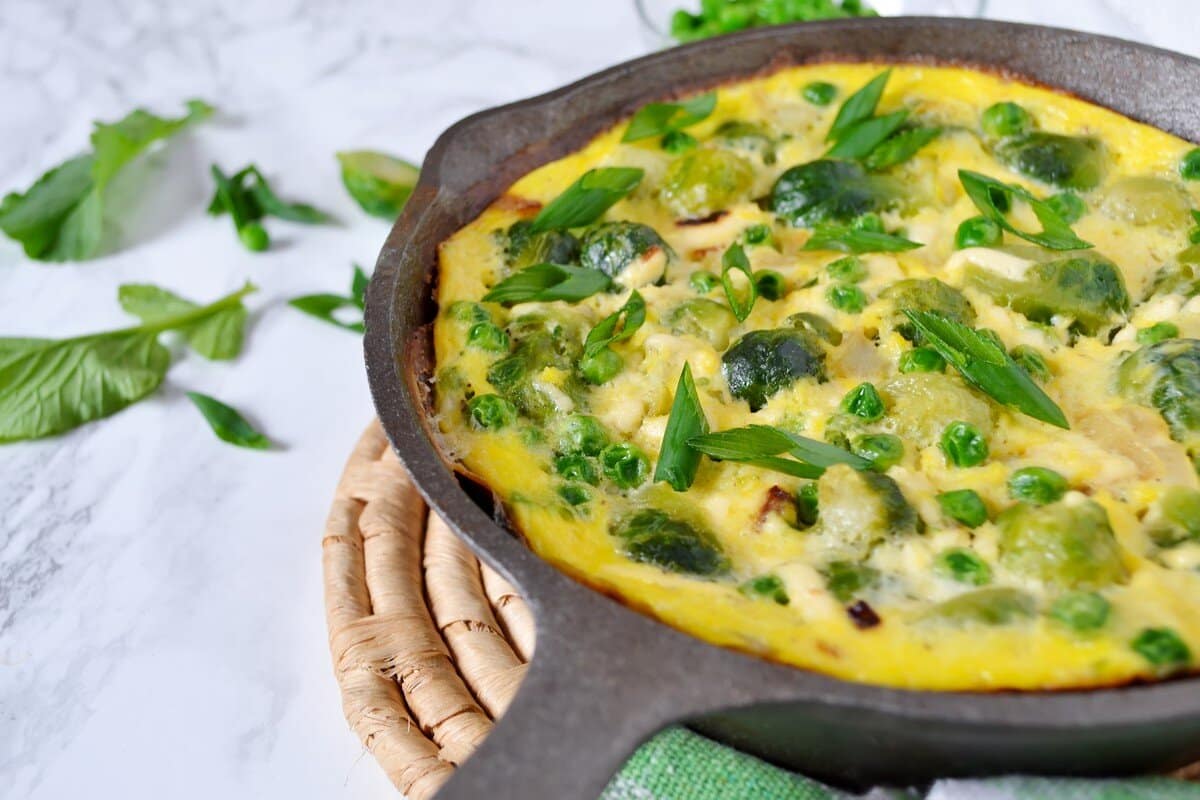 Italienische Frittata mit Rosenkohl und Erbsen im Backofen