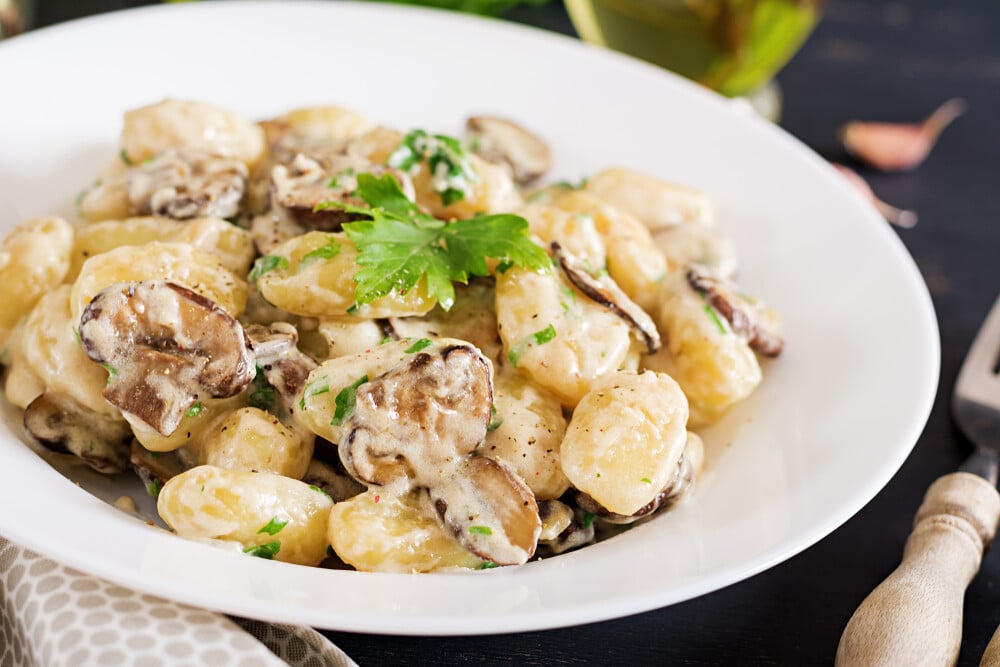 Italienische Gnocchi mit Champignons und Schalotten in Buttersoße