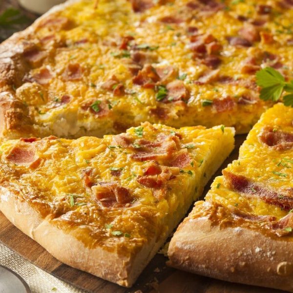 Italienische Kartoffelpizza mit Bacon, Knoblauch und Käse