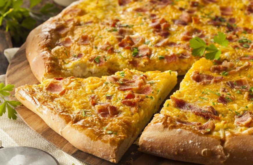 Italienische Kartoffelpizza mit Bacon, Knoblauch und Käse