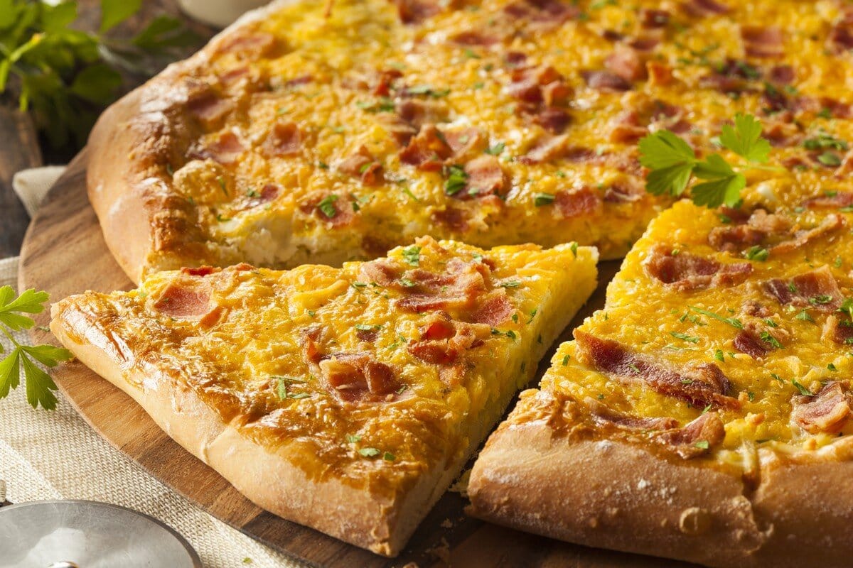 Italienische Kartoffelpizza mit Bacon