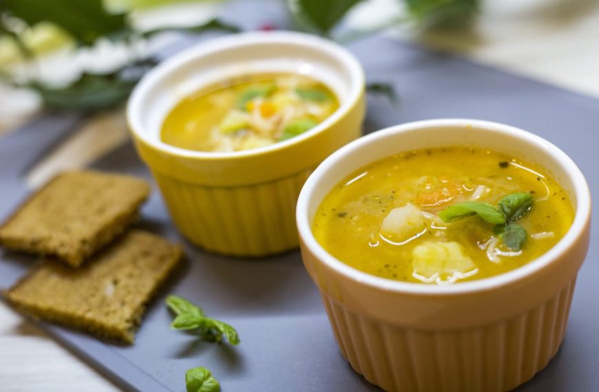 Italienische Minestrone Gemüsesuppe mit Nudeln