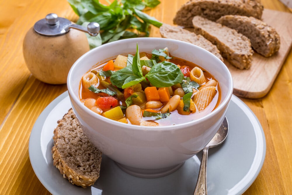 Italienische Minestrone mit Bohnen