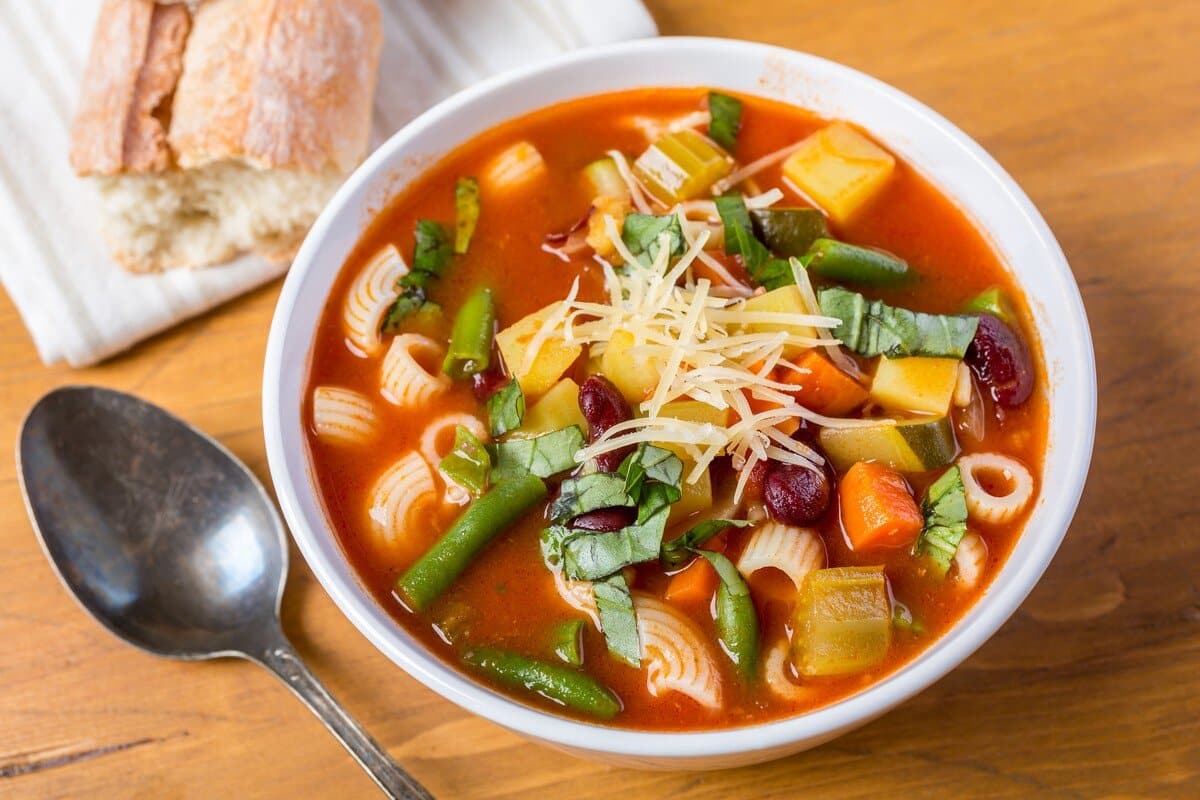 Italienische Minestrone mit Bohnen, Nudeln und Kräutern