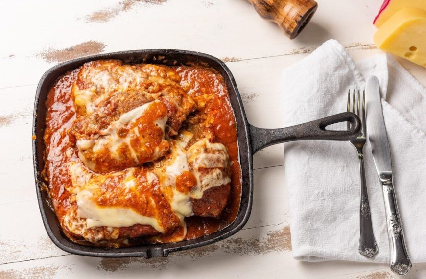 Italienische Parmigiano mit Hähnchen, Tomaten und Käse