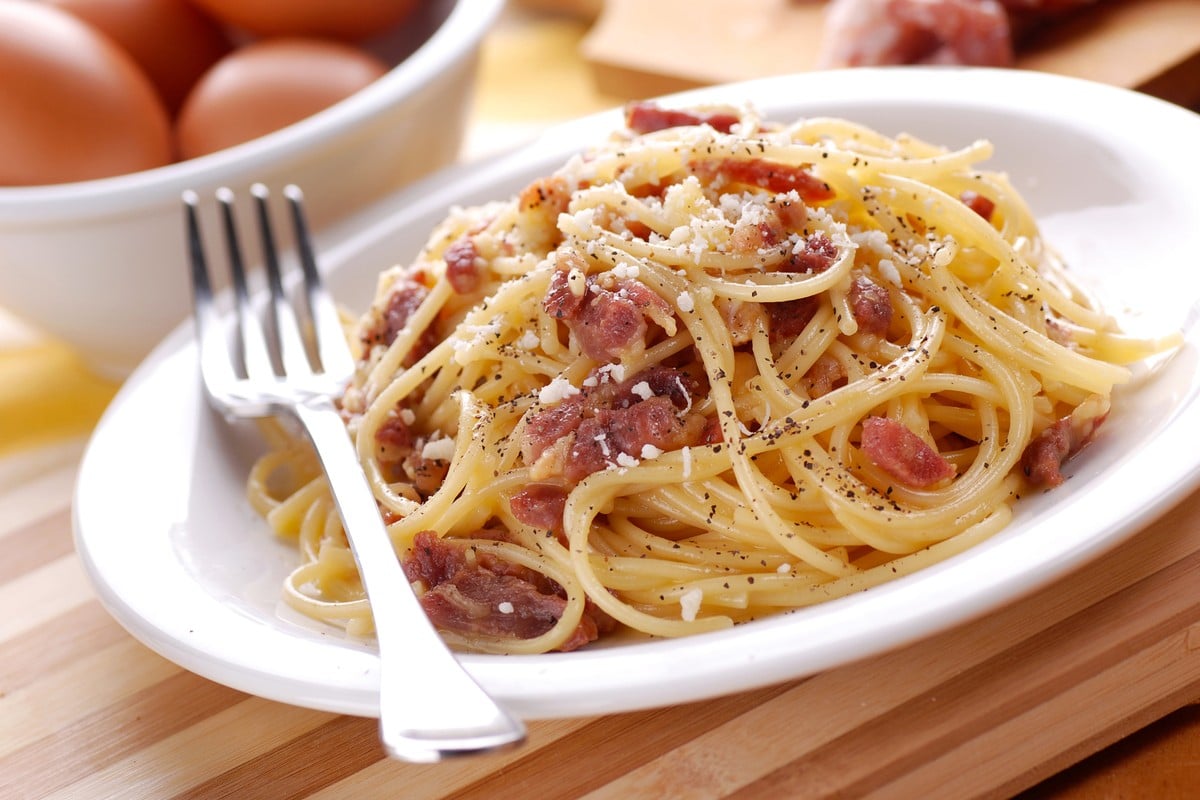 Italienische Spaghetti Carbonara mit Schinken und Parmesan