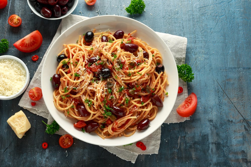 Italienische Spaghetti Putanesca mit Oliven