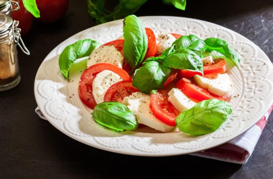 Italienischer Caprese Salat mit Tomaten und Mozzarella