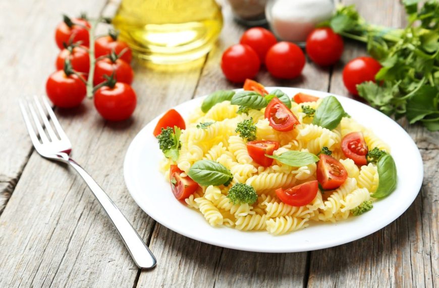 Italienischer Nudelsalat mit Tomaten, Basilikum und Balsamico