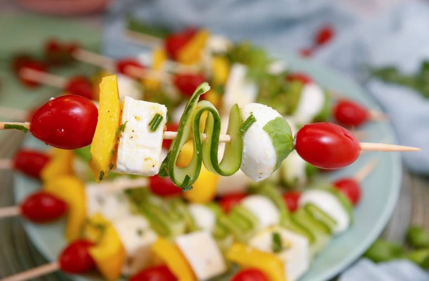 Italienisches Fingerfood mit Tomaten, Mozzarella, Feta und Gurken