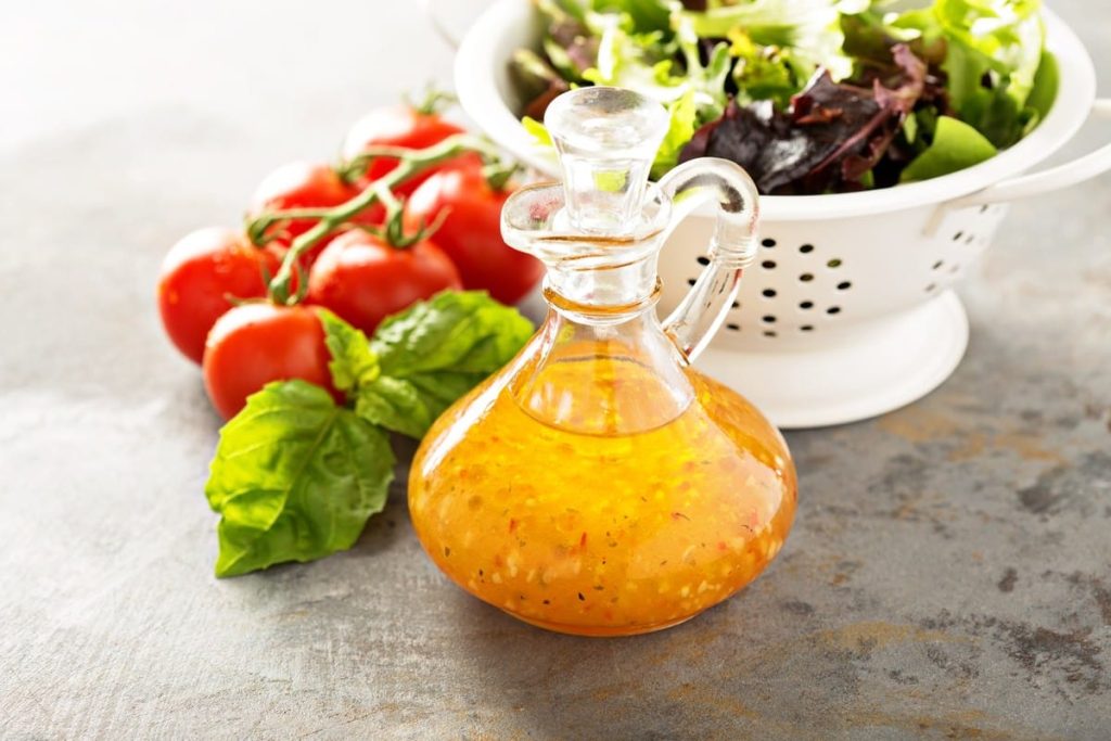 Italienisches Salat Dressing mit Essig, Öl und Kräutern