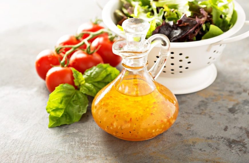 Italienisches Salat Dressing mit Essig, Öl und Kräutern