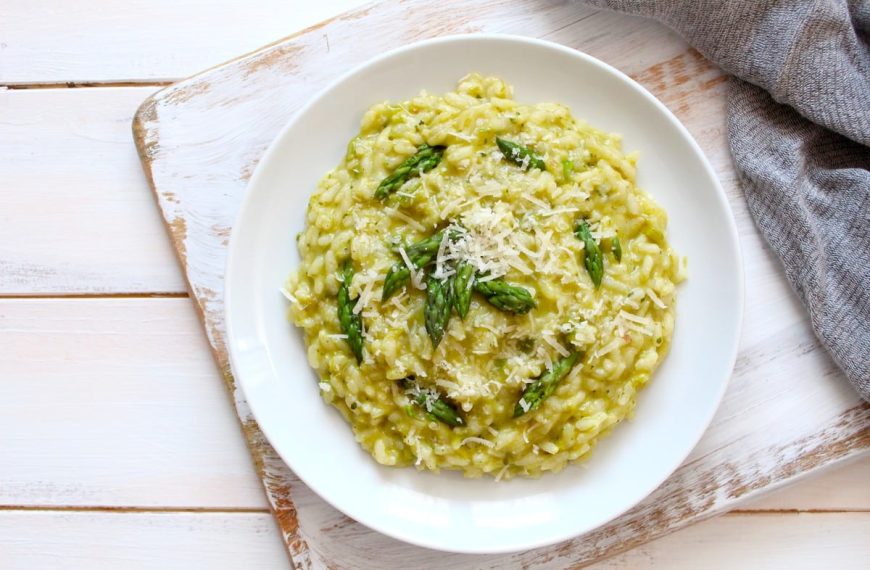 Italienisches Spargelrisotto mit Reis, Weißwein und Parmesan
