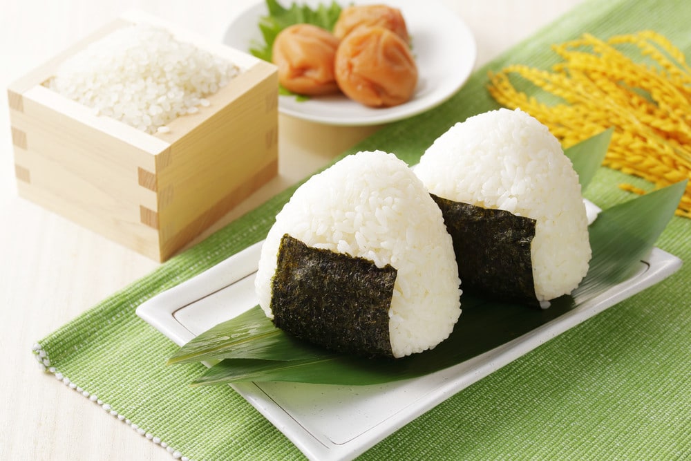 Japanische Reisbällchen Onigiri mit Lachs und Frischkäse