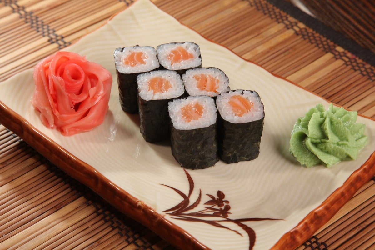 Japanische Sushireis Rolls mit Lachs